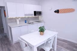 Remodeled 1bed/1bath apt w/parking great location - Image 4