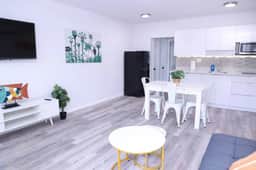 Remodeled 1bed/1bath apt w/parking great location - Image 3