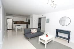Spacious 2 bed/ 1 bath with parking great location - Image 3