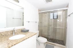 Spacious 2 bed/ 1 bath with parking great location - Image 5