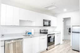 Spacious 1BR – Walk to City Centre + Free Parking - Image 5