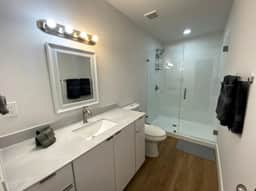 Renovated 2/1 apt w/ parking near Brickell Center - Image 5