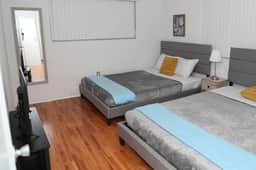 Spacious 1 bed/1bath apt great location w/ free parking - Image 4
