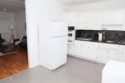 Spacious 1 bed/1bath apt great location w/ free parking - Image 3