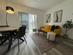 Stylish 2bed 1 bath apt w/ parking great location! - Image 5