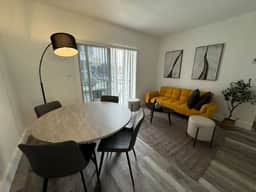 Stylish 2bed 1 bath apt w/ parking great location! - Image 4
