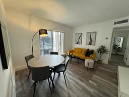 Stylish 2bed 1 bath apt w/ parking great location! - Image 3
