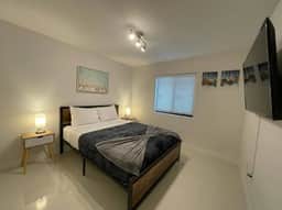 Upstairs 2bed/1 bath apt w/parking little habana - Image 5
