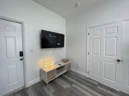 Upstairs 2bed/1bath Apt w/parking Coral Gabels - Image 4
