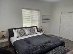 Upstairs 2bed/1bath Apt w/parking Coral Gabels - Image 5