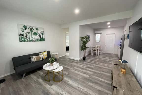 1bed/1bath apt w/ parking & patio great location ! - Image 1
