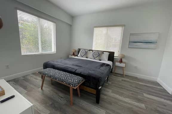 2bed/1 bath apt w/ parking great location! - Image 1