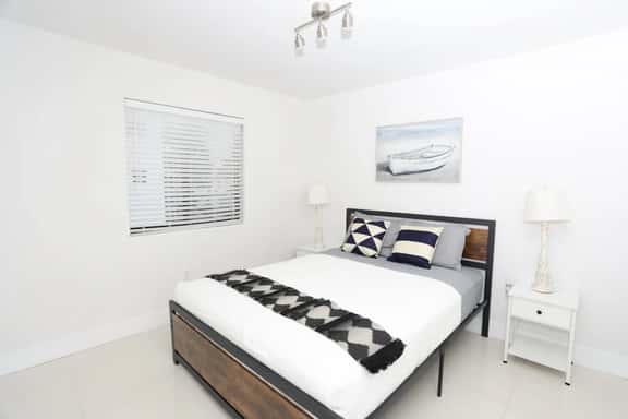 2 bed/1 bath apart with parking on great location! - Image 1