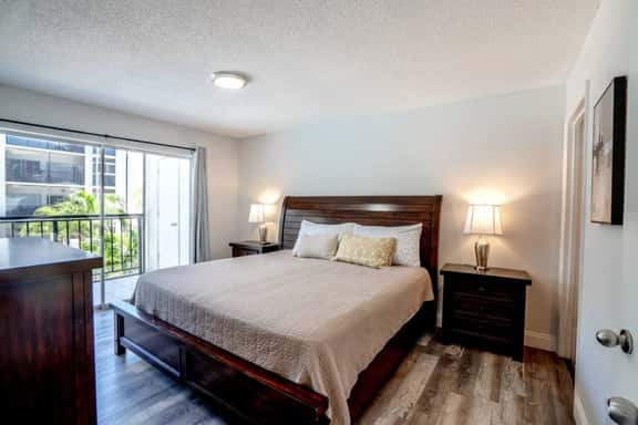 2 bed/2bath apt near beach w/pool & parking - Image 1