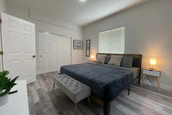 29 Oviedo - APT 3 · Lovely upstairs 2bed/1bath Apt w/parking - Image 1