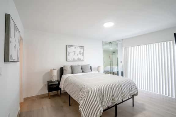 2bed/2bath near beach with pool & parking - Image 1