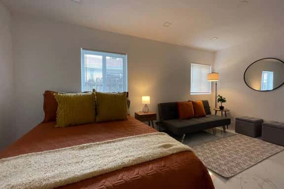 A Cozy & Spacious Studio w/parking great location - Image 1