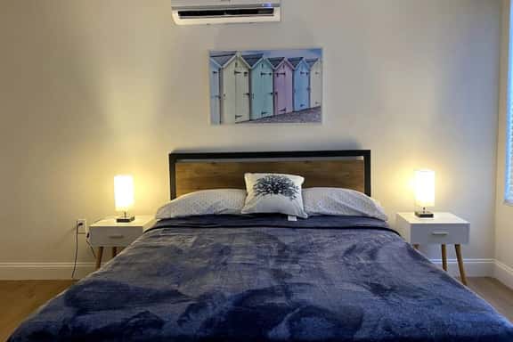 Charming 1/1 apt w/parking on great location - Image 1