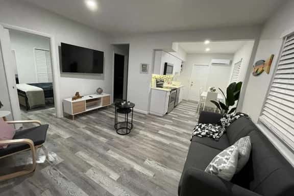 Charming 2 bed/2 bath apt w/patio & parking - Image 1