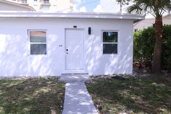 Charming Studio w/ parking & private patio w/ BBQ - Image 1