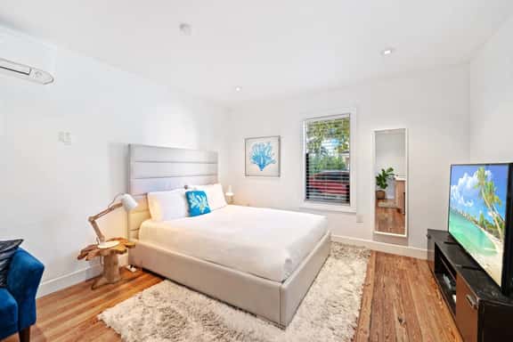 Charming Studio with shared Patio - Image 1