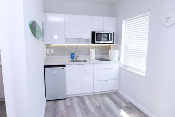Cozy Studio w/ parking & private patio w/ BBQ - Image 1