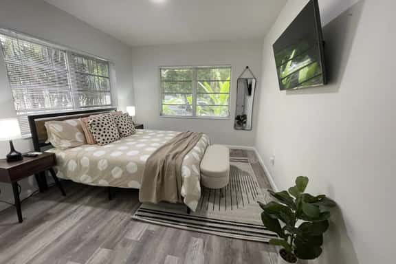 Fully equipped Apt w/ parking great location - Image 1