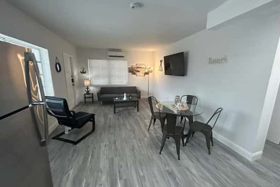 Fully equipped Apt w/ parking near Cocowalk! - Image 1