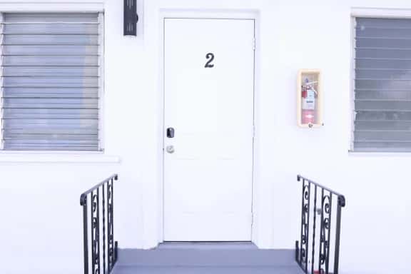 Lovely private studio with patio & parking - Image 1