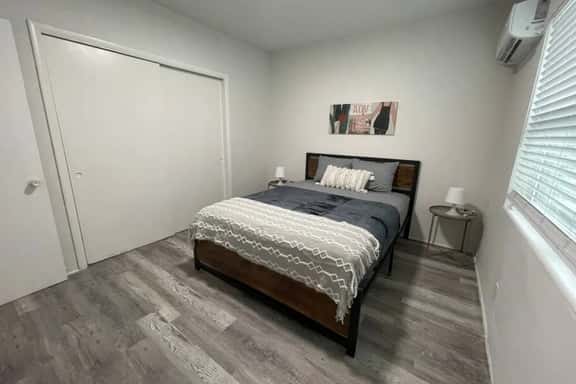 Modern 1bed/1bath apt w/ patio & parking - Image 1