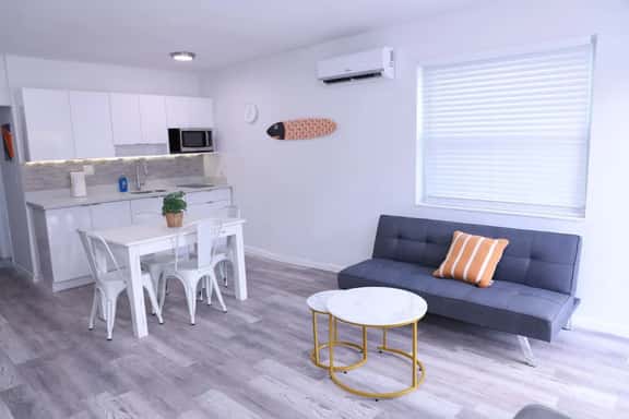 Remodeled 1bed/1bath apt w/parking great location - Image 1