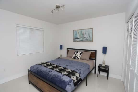 Spacious 2 bed/ 1 bath with parking great location - Image 1