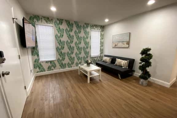 Renovated 2/1 apt w/ parking near Brickell Center - Image 1
