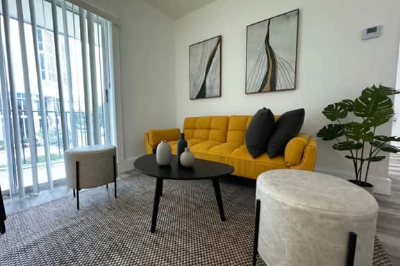 Stylish 2bed 1 bath apt w/ parking great location! - Image 1