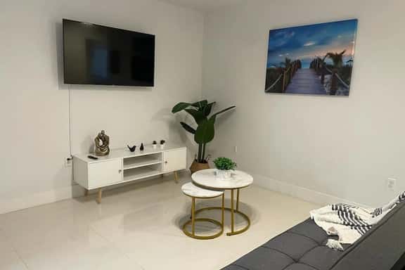 Upstairs 2bed/1 bath apt w/parking little habana - Image 1