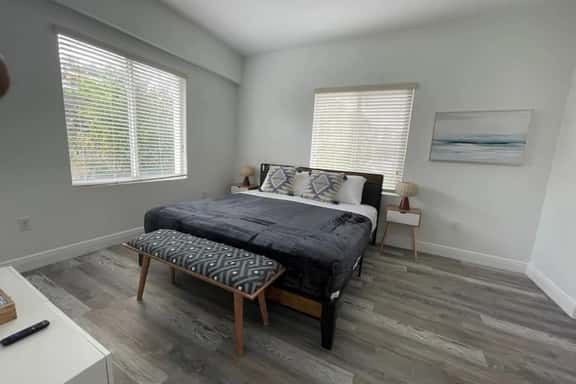 Upstairs 2bed/1bath Apt w/parking Coral Gabels - Image 1
