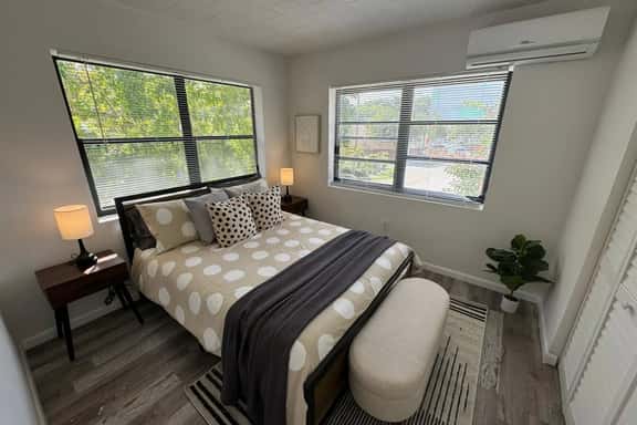 Upstairs 2bed/1bath Apt w/parking near Coco Walk! - Image 1