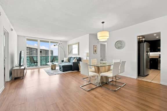 Spacious & Modern apt for a family beach vacation - Image 1