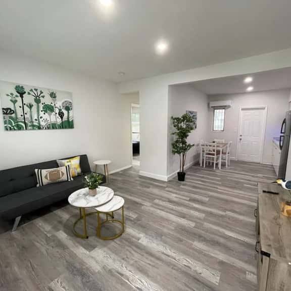 1bed/1bath apt w/ parking & patio great location ! - Image 1
