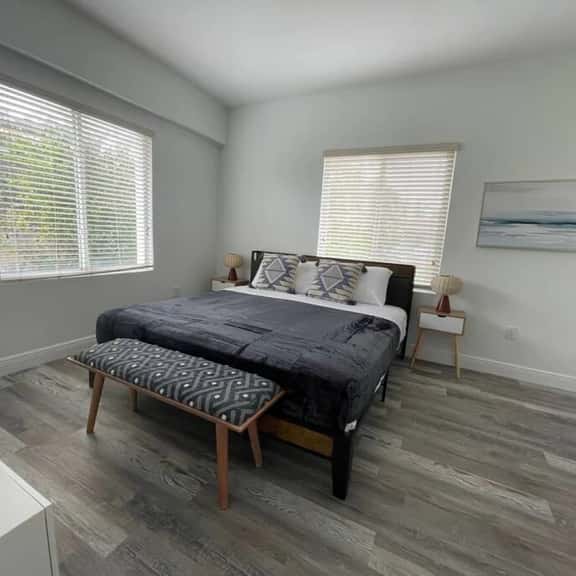 2bed/1 bath apt w/ parking great location! - Image 1
