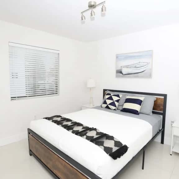 2 bed/1 bath apart with parking on great location! - Image 1