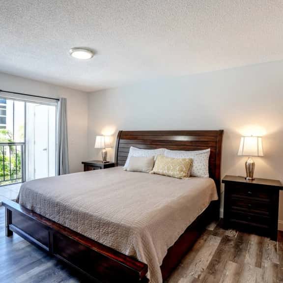 2 bed/2bath apt near beach w/pool & parking - Image 1