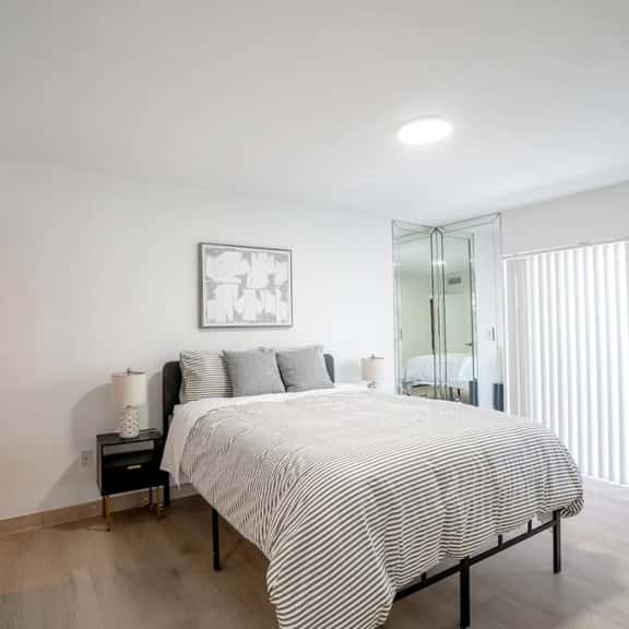 2bed/2bath near beach with pool & parking - Image 1