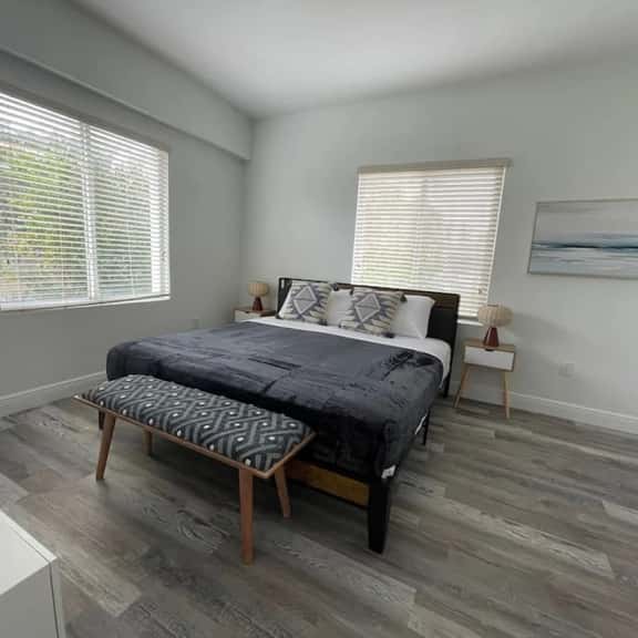 Beautiful 2bed/1 bath apt w/parking great location - Image 1