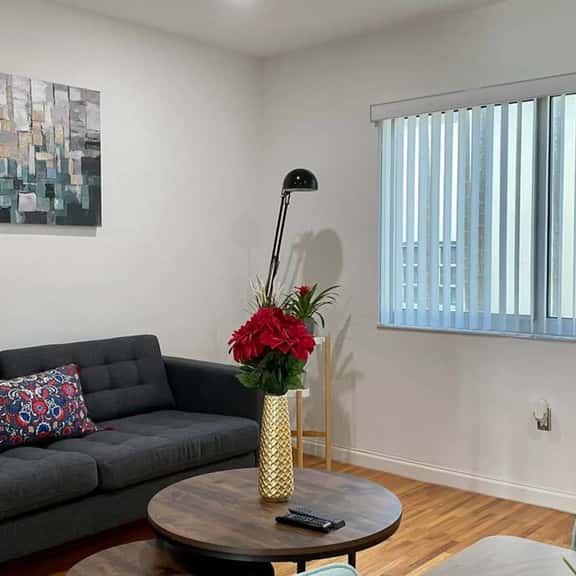 Beautiful and renovated 2bdrm great location w/free parking - Image 1