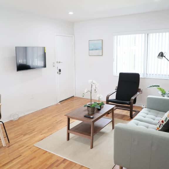 Beautiful Renovated Coral Gabels Apart w/ free Parking - Image 1