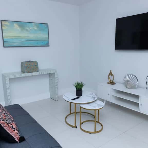Brand new & modern 2bed/1 bat apt w/ parking - Image 1