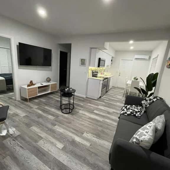 Charming 2 bed/2 bath apt w/patio & parking - Image 1