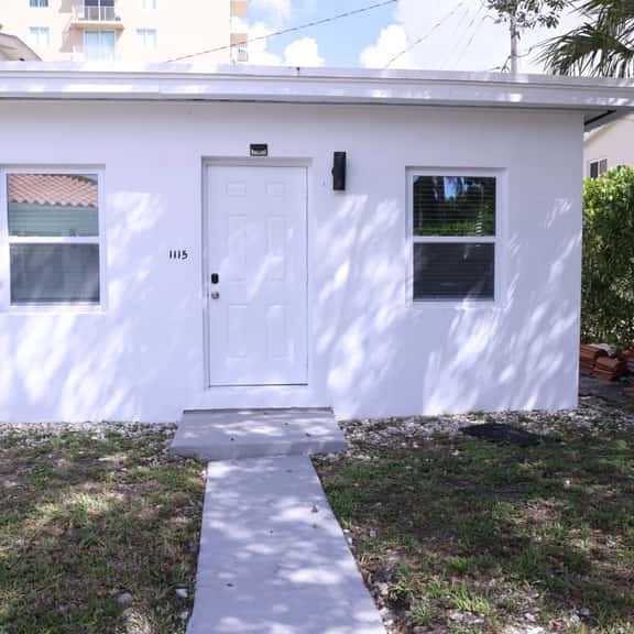 Charming Studio w/ parking & private patio w/ BBQ - Image 1