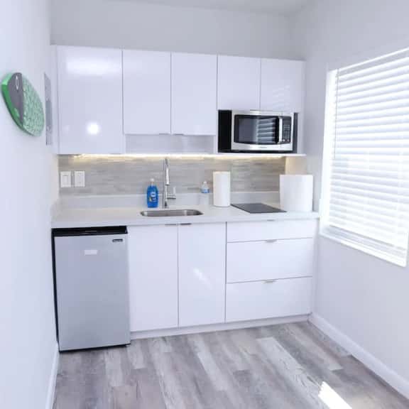 Cozy Studio w/ parking & private patio w/ BBQ - Image 1